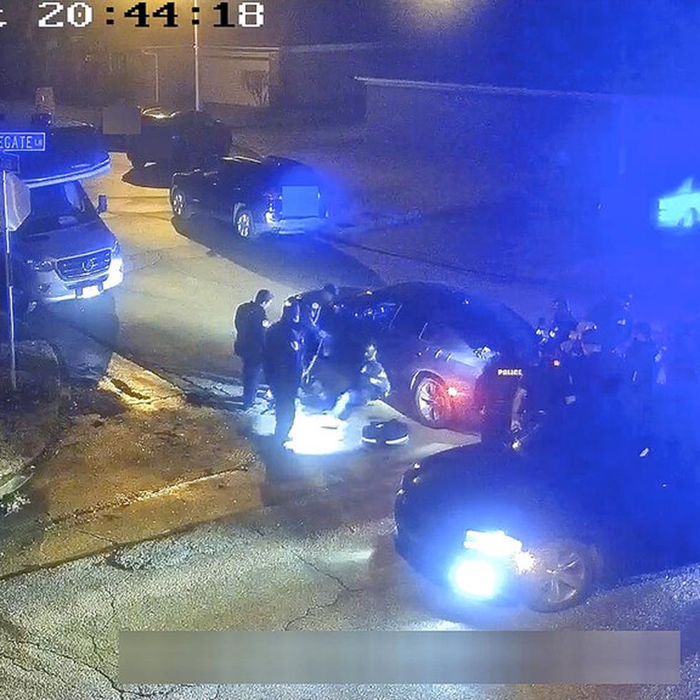 Imagen del video publicado el 27 de enero de 2023 de Tyre Nichols sentado apoyado contra un auto durante un ataque brutal de cinco policías de Memphis el 7 de enero de 2023 en Memphis, Tennessee. (City of Memphis via AP)
