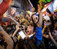Manifestantes frente a La Fortaleza la noche de la renuncia de Ricardo Rosselló. (GFR Media)