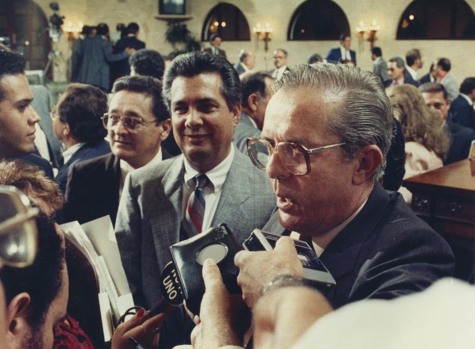 El expresidente del Senado Roberto Rexach Benítez (extrema derecha) contesta preguntas de los medios de comunicación durante una conferencia de prensa. Al centro escucha Misla Aldarondo.