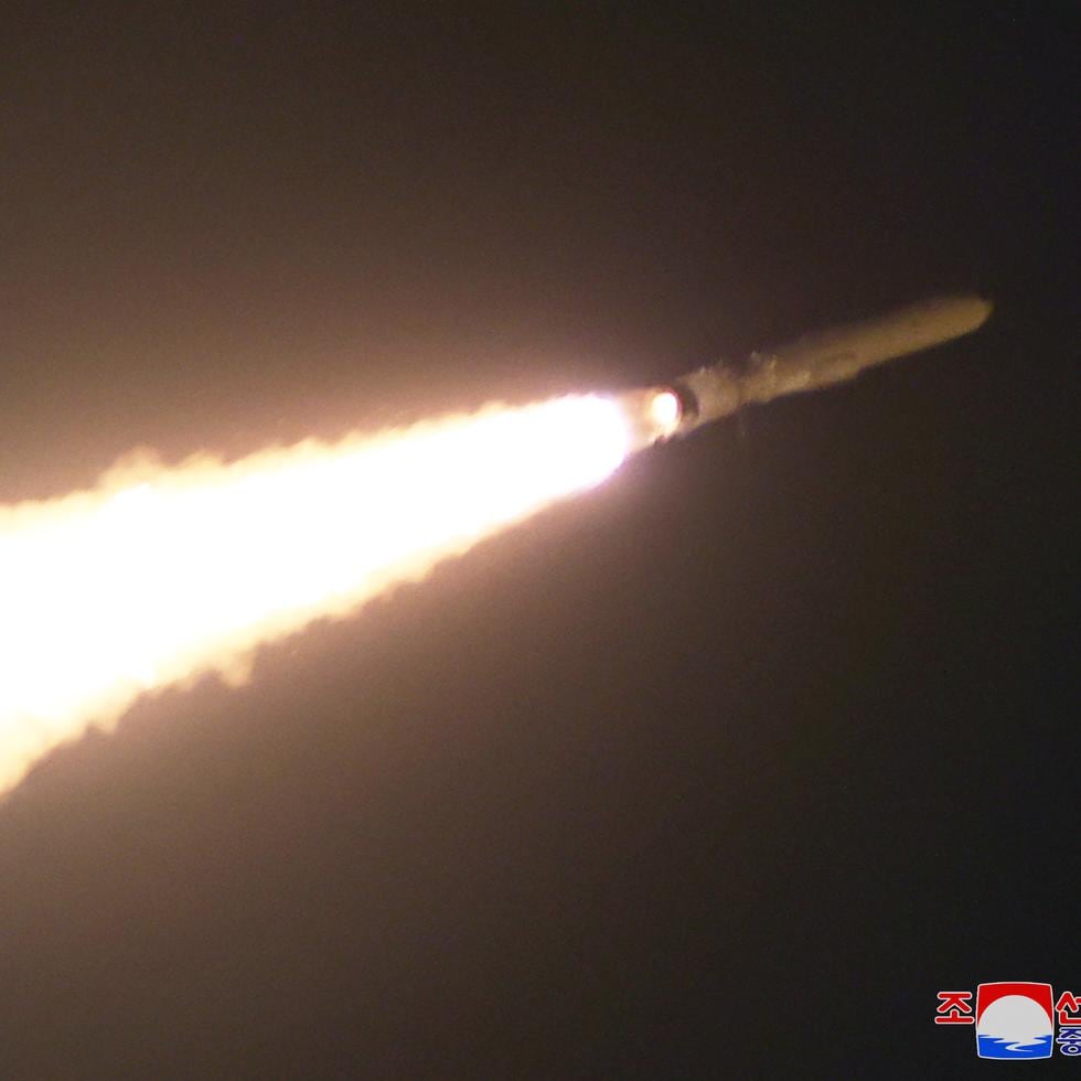 Fotografía publicada por la Agencia Telegráfica Central de Corea (KCNA) el 25 de enero de 2024 donde muestra una prueba de un misil.