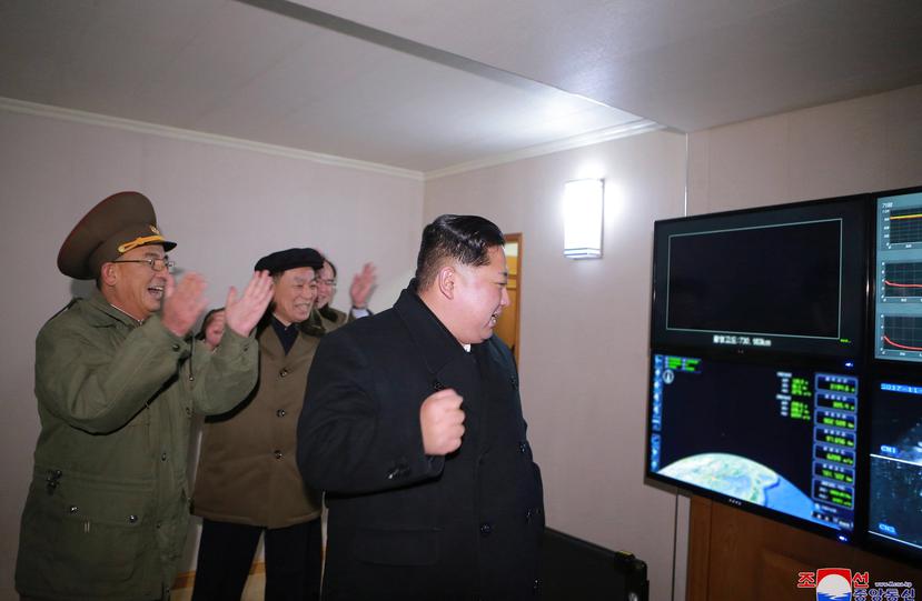 El líder norcoreano, Kim Jong-un, celebra el lanzamiento de un misil. (EFE)