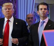 Donald Trump (izquierda), su director de finanzas Allen Weisselberg (centro) y su hijo Donald Trump Jr. (derecha) en una conferencia de prensa en el vestíbulo de la Trump Tower, en Nueva York.
