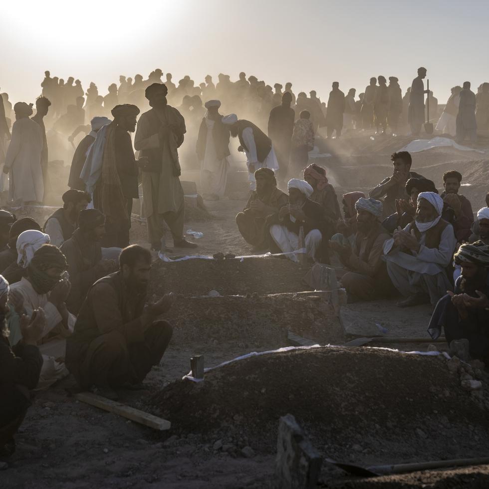 Sobrevivientes del terremoto en la aldea de Zenda Jan comenzaron el lunes a sepultar a los fallecidos.