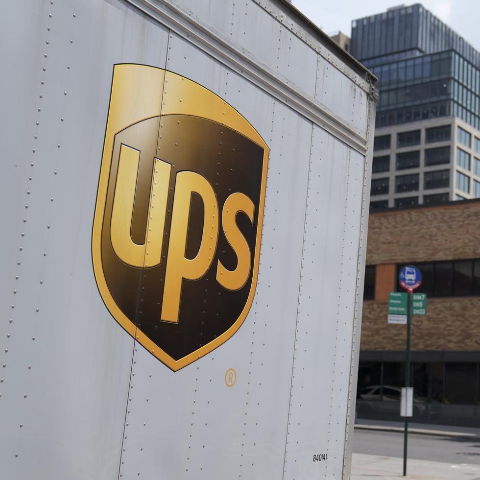 UPS transportará la mayor parte de la carga aérea en Estados Unidos para el servicio postal después de un período de transición, según la empresa. No se dieron a conocer los términos financieros del acuerdo.