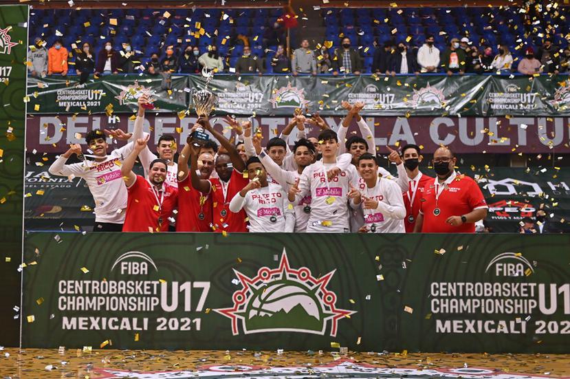 La Selección Nacional Sub-17 celebra la medalla de oro conquistada en México.