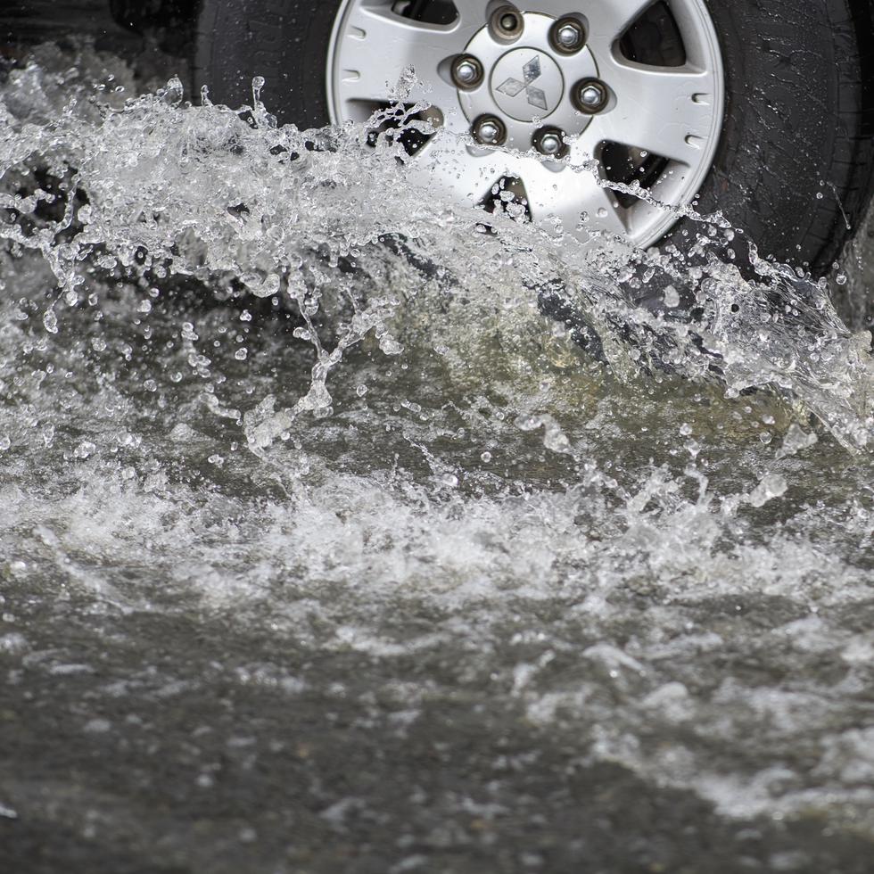 Se le exhorta a las personas a evitar carreteras inundadas.