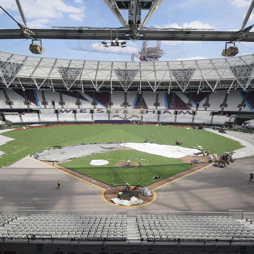 Una vista general del London Stadium, casa del West Ham United, mientras se transforma el terreno de juego en un diamante de béisbol, el jueves 15 de junio de 2023.