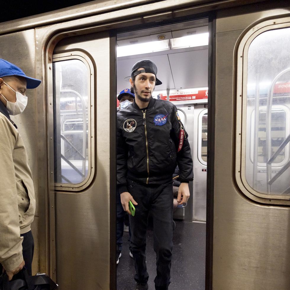 Aunque caminar por las vías del tren está estrictamente prohibido, la MTA (organismo que gestiona el metro) registró el pasado año 1,267 intromisiones, con dos centenares de heridos al ser atropellados por los vagones y 68 muertos, según el New York Times.