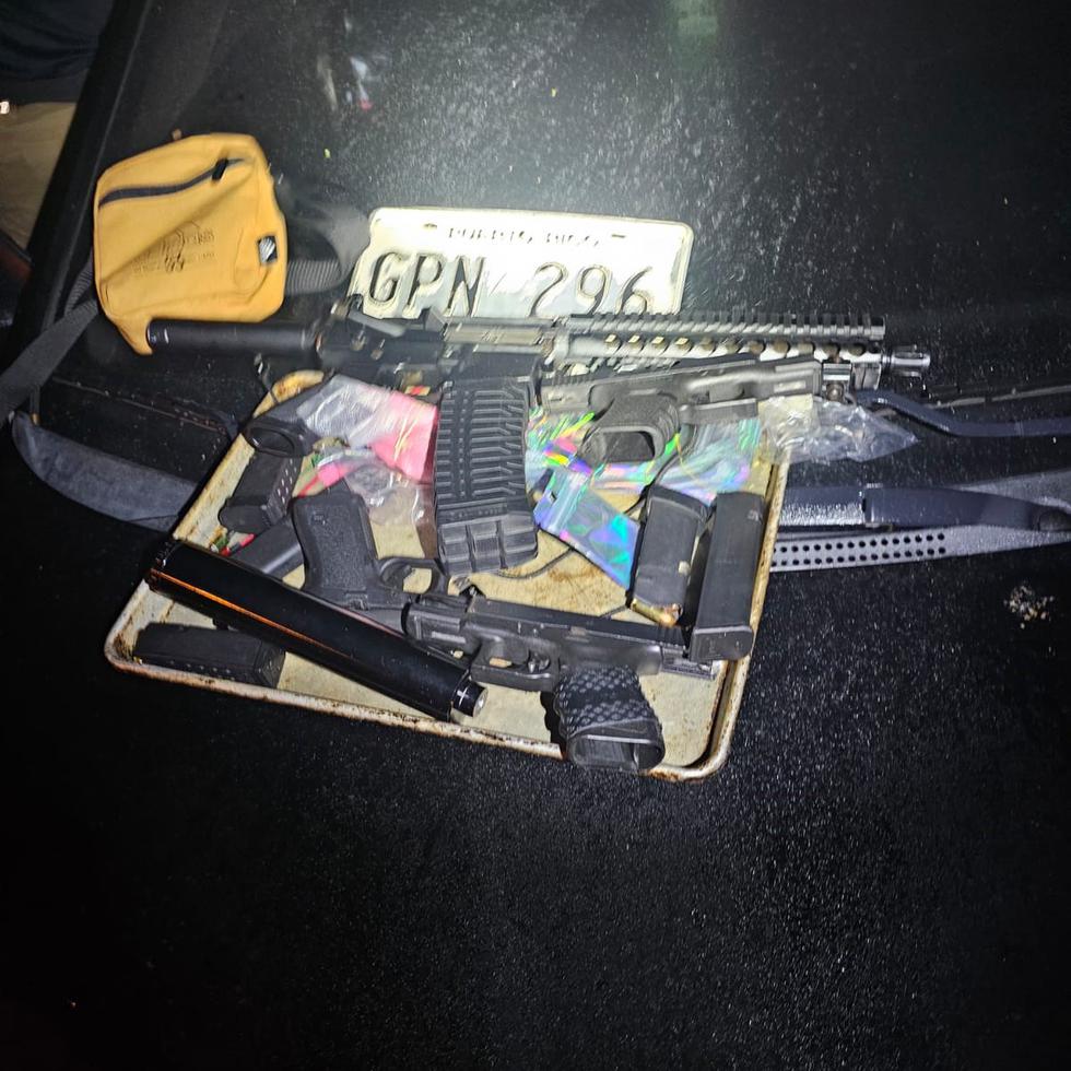 Armas, municiones, droga, parafernalia y hasta un silenciador para armas de fuego fueron encontrados dentro del vehículo abandonado y que figuraba como desaparecido.