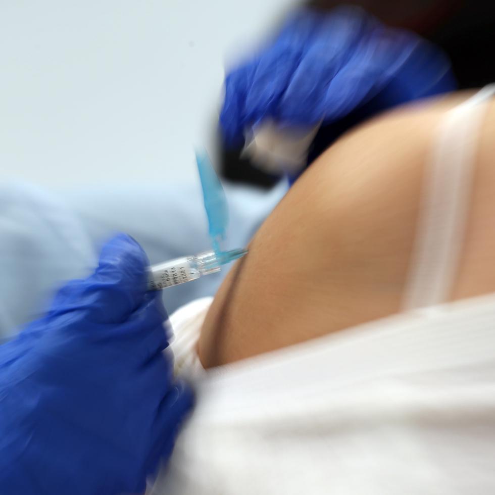 Una enfermera pone una vacuna en foto de archivo. EFE/LUIS TEJIDO
