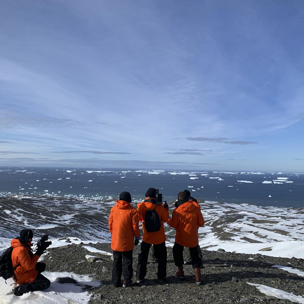 Los 'influencers' "Momo" Gerónimo Benavides, Nati Jota y Agustina Grisolia en la Antártida, compartieron con sus seguidores la belleza de la Antártida en Argentina.