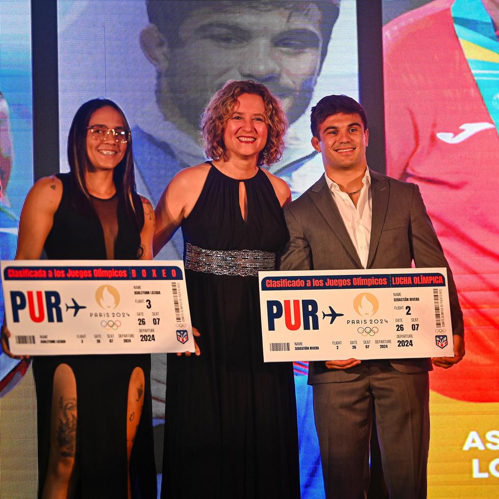 Sara Rosario (segunda de izquierda a derecha) posa con tres de los atletas clasificados a París: la boxeadora Ashleyann Lozada, el luchador Sebastián Rivera y el velerista Pedro Fernández.
