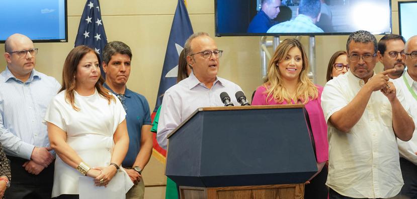 Aurelio Alemán, presidente del Comité Unidos por Puerto Rico y presidente y CEO de FirstBank, junto a la primera dama, Beatriz Rosselló y  miembros del comité. (Suministrada)