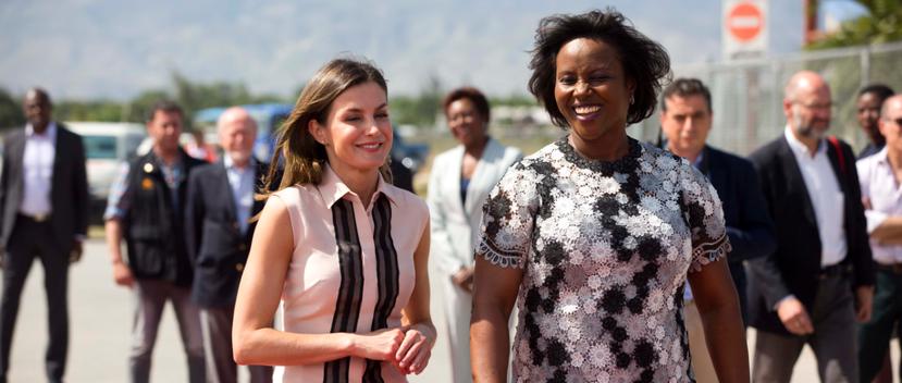 La primera dama de Haití, Martine Moise (derecha), da la bienvenida a la reina Letizia a su llegada al aeropuerto internacional de Puerto Príncipe. (AP)