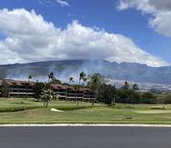 Humo de un incendio se eleva a las colinas sobre el área turística de Lahaina, Hawai, el sábado 26 de agosto de 2023.
