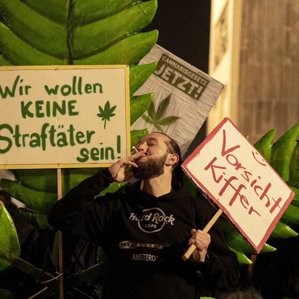 Un hombre fuma durante una concentración en la emblemática Puerta de Brandeburgo de Berlín justo cuando entró en vigor la nueva legislación.