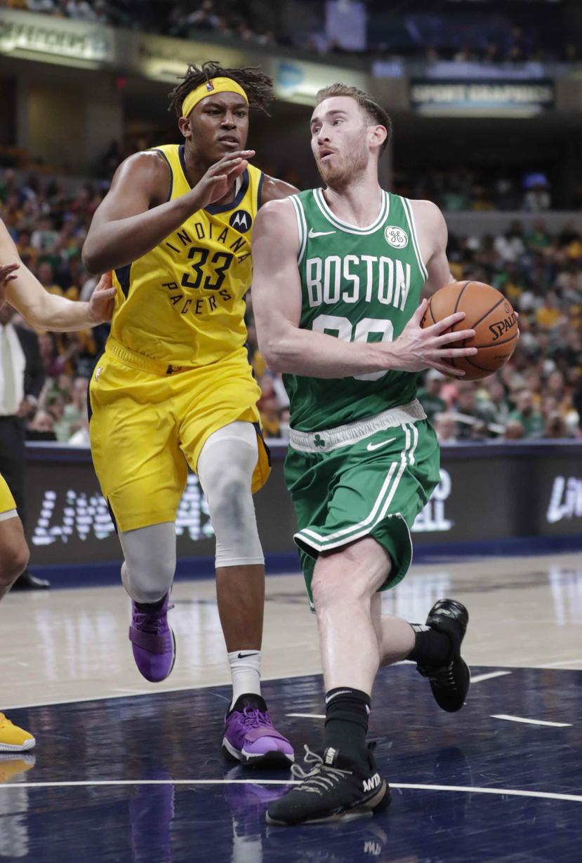 El alero de los Celtics de Boston, Gordon Hayward (20), se cuela hacia la canasta luego de superar al pívot de los Pacers de Indiana. (AP/Michael Conroy)