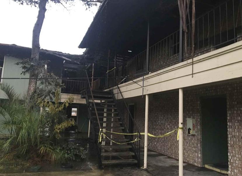 Un área de un edificio de apartamentos aparece acordonado luego de un incendio el miércoles 4 de julio del 2018, en Port Arthur, Texas. (Kelsey Borza/KFDM via AP)