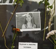Una foto de archivo muestra flores que rodean una fotografía de Debanhi Escobar en la Ciudad de México.