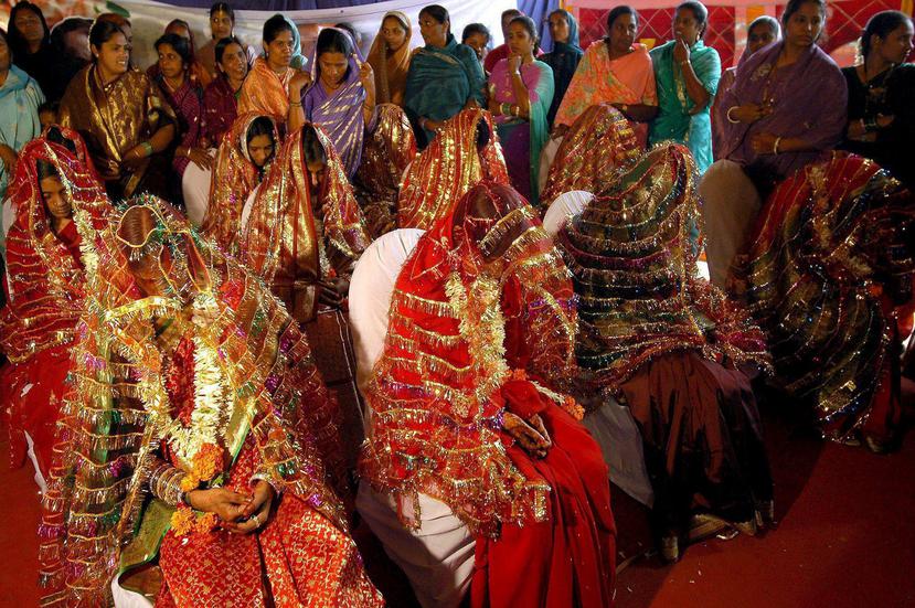 En la India más tradicional los padres de las mujeres deben pagar un sustanciosa dote a la familia del novio en el momento de pactar el matrimonio (EFE).