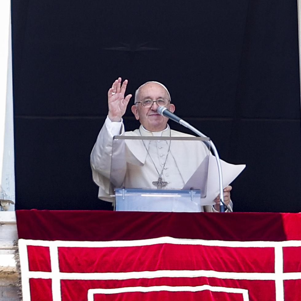 El papa Francisco en la ventana de sus dependencias en el Vaticano. EFE/EPA/FABIO FRUSTACI

