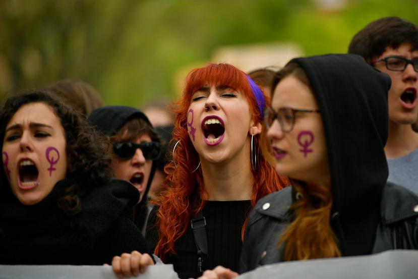 La decisión del tribunal no solo provocó protestas en las calles de España, sino que también miles de mujeres empezaran a compartir sus experiencias de abuso en Twitter con el hashtag #cuéntalo (AP).