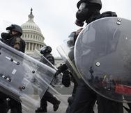 Policías responde ante los manifestantes seguidores de Donald Trump quienes irrumpieron en el Capitolio estadounidense en Washington (Estados Unidos).