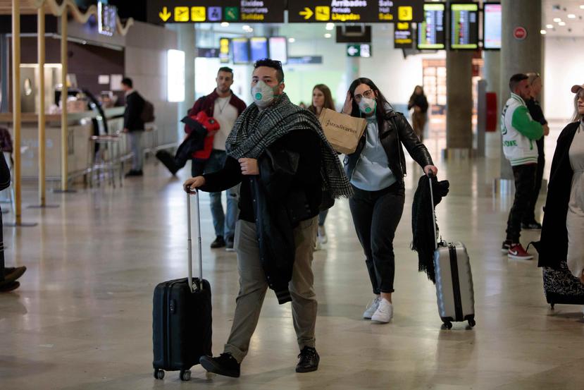 El uso de las mascarillas en los aeropuertos se ha convertido en la norma de los pasajeros que buscan protegerse del coronavirus.