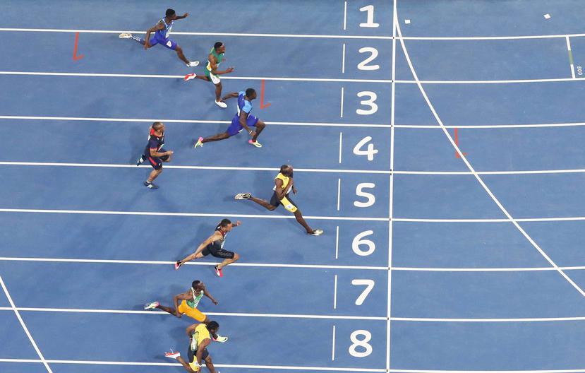 Usain Bolt cruzó la meta primero en los 100 metros con 9.81 segundos. (EFE / EPA/SRDJAN SUKI)