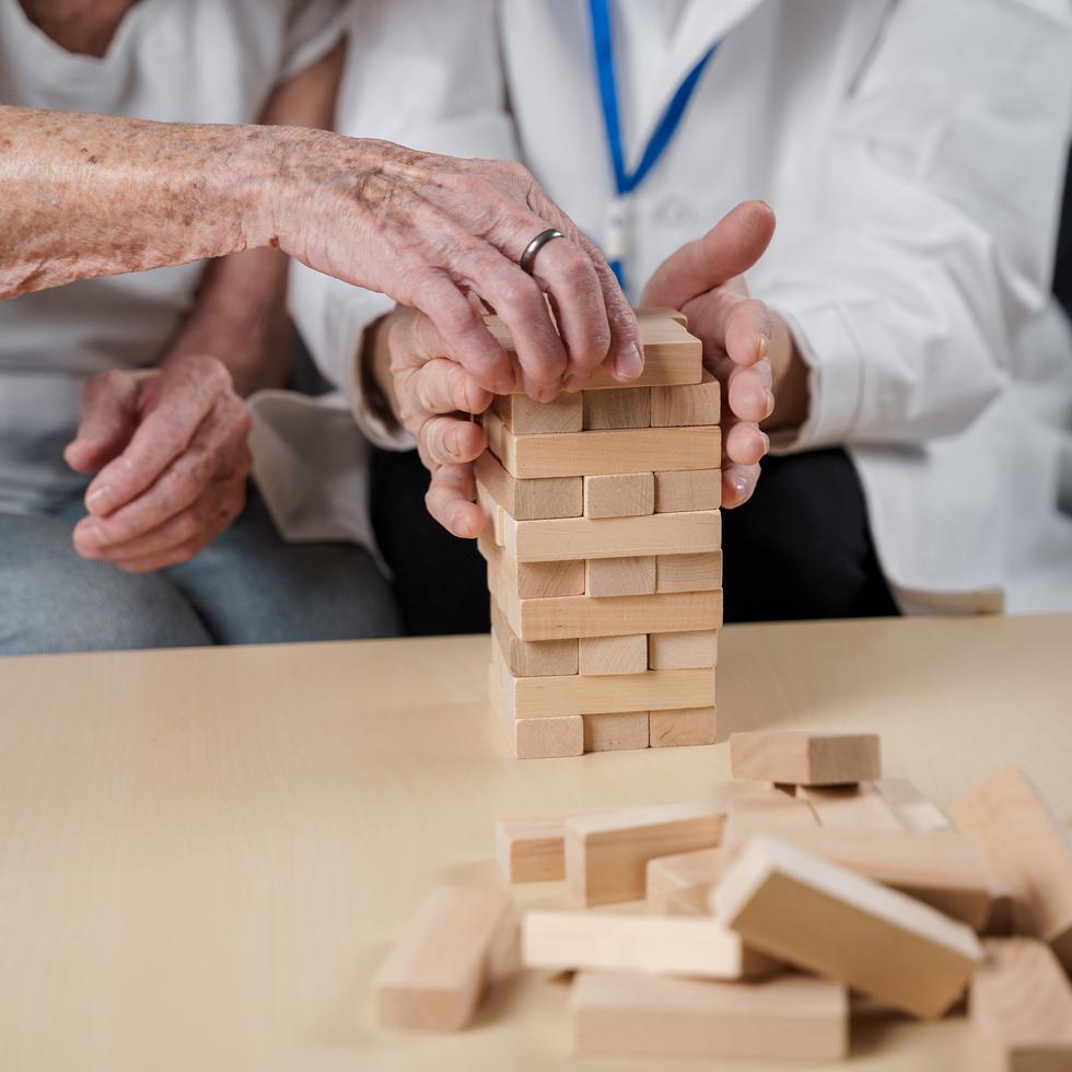 La enfermedad de Alzheimer es considerada la forma más común de demencia entre las personas mayores, según MedlinePlus.