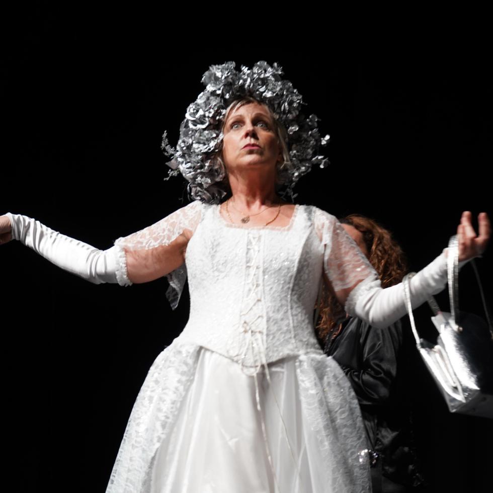 Carola García en una escena de su obra teatral "Blanco temblor".