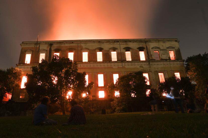 Vista general del Museo Nacional de Río de Janeiro, uno de los más antiguos de Brasil, mientras es consumido por las llamas debido a un incendio de grandes proporciones. (EFE)