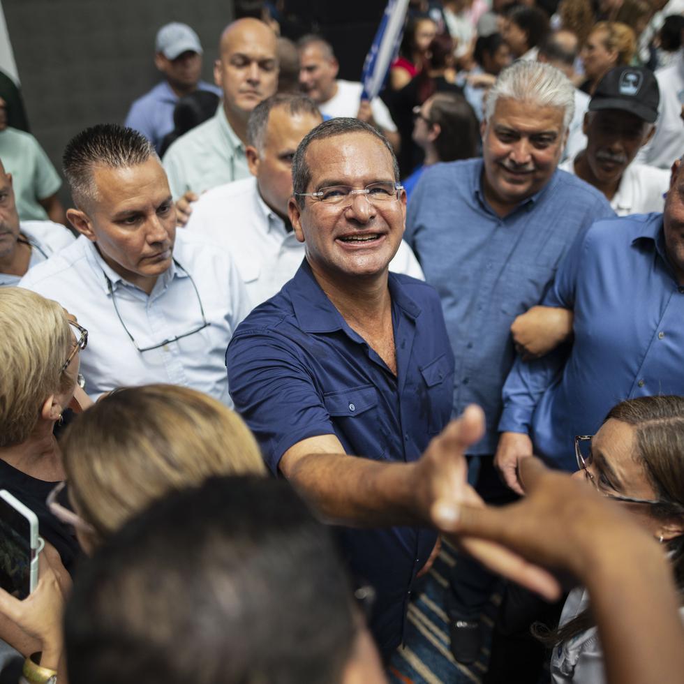 El gobernador Pedro Pierluisi junto a sus seguidores del Partido Nuevo Progresista.