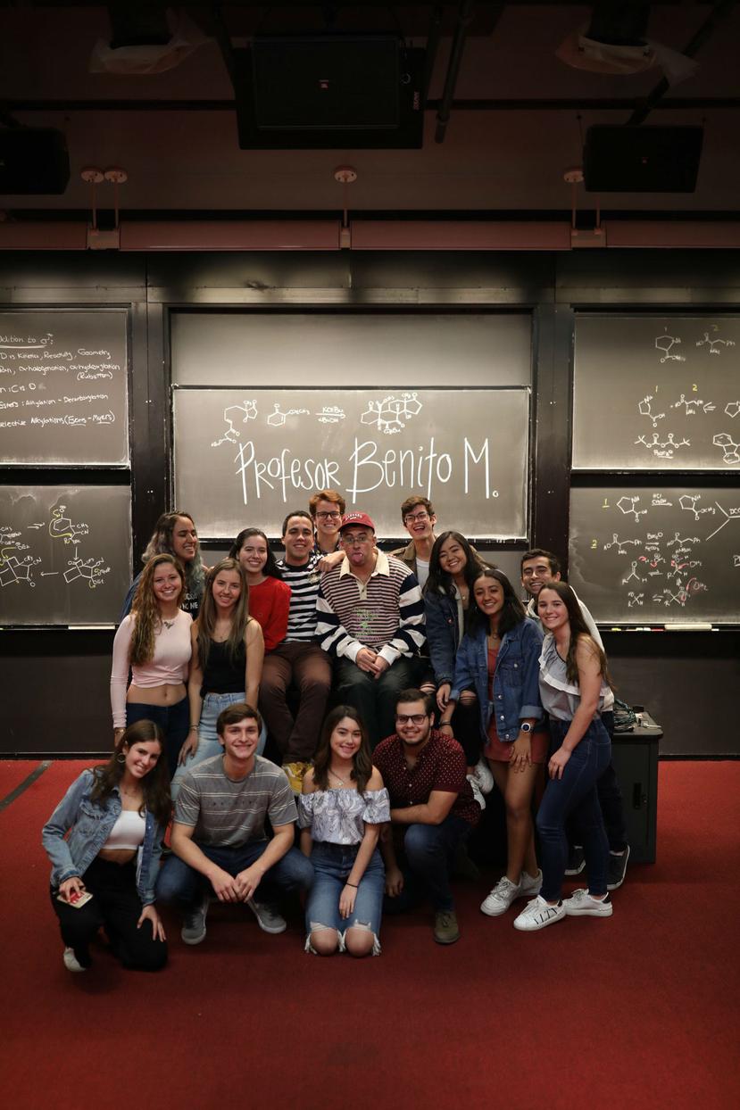 Bad Bunny, alias profesor Benito M., posa con estudiantes de la organización de puertorriqueños en Harvard. (Suministrada)