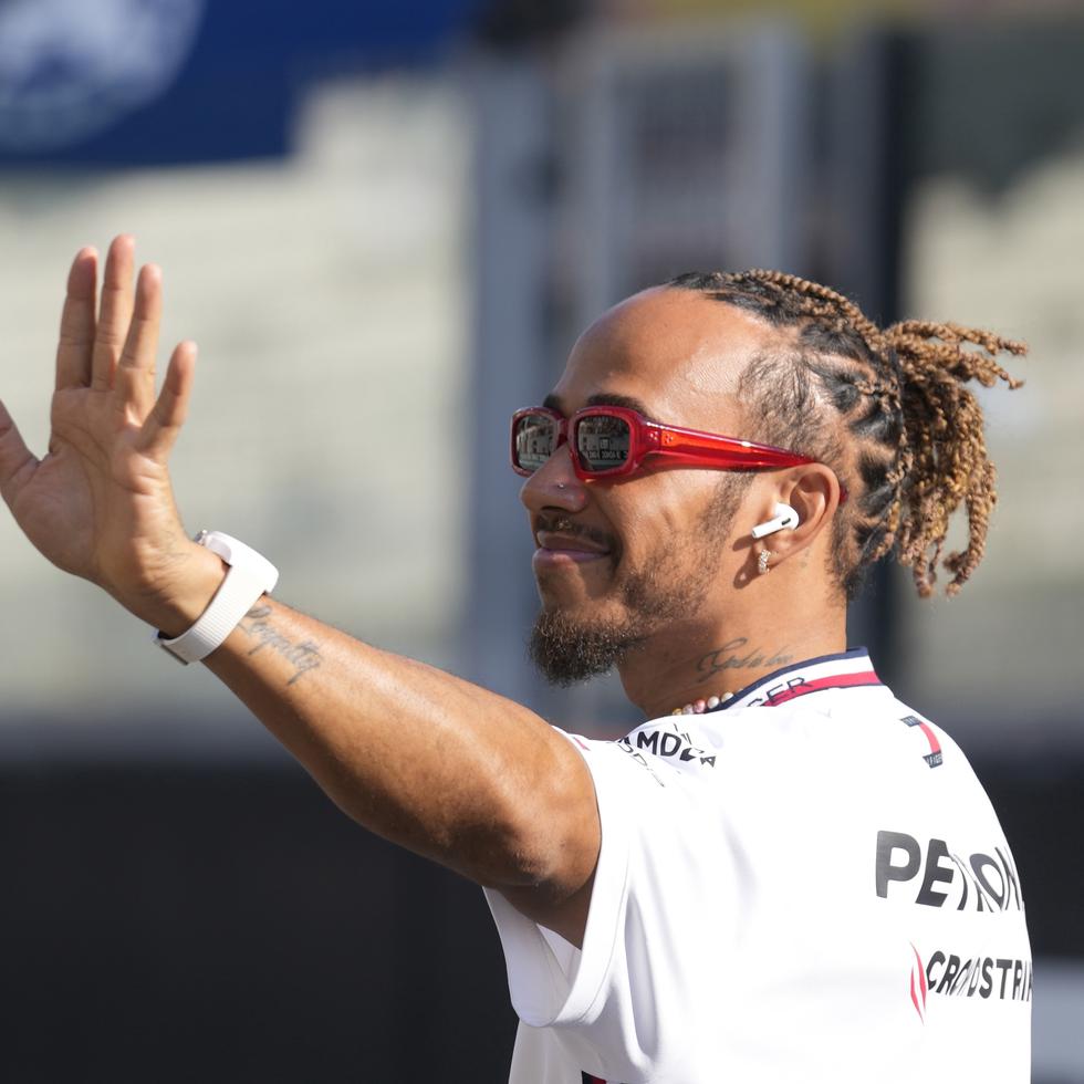 Lewis Hamilton saluda a la afición mientras los pilotos desfilan antes del Gran Premio de Abu Dhabi.