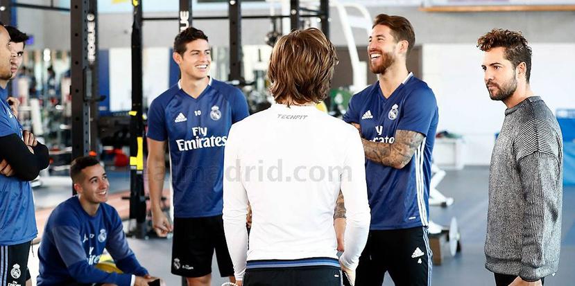 David Bisbal saludó a todos los integrantes del Real Madrid tras el entrenamiento. (Realmadrid.com)