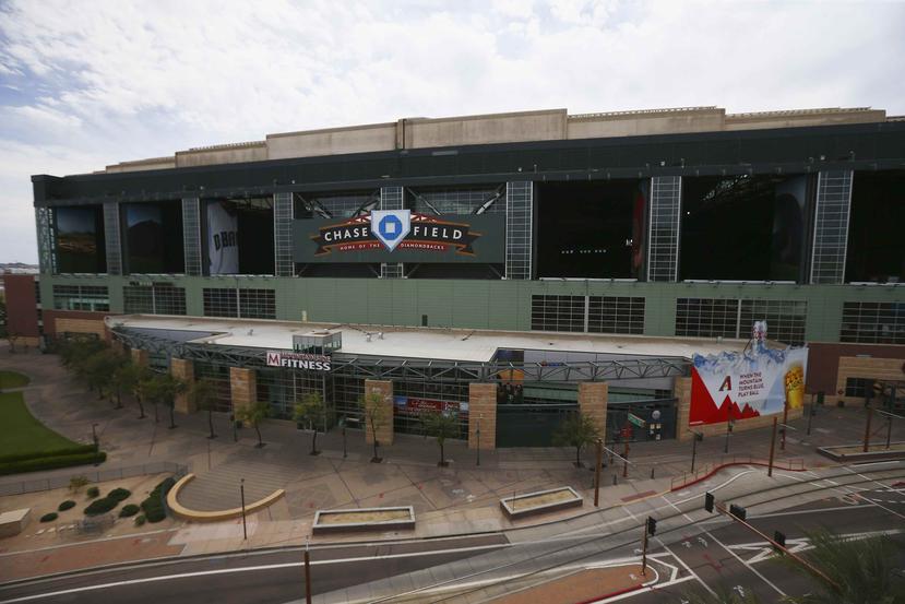 En esta foto de archivo del 26 de marzo de 2020, aparece el Chase Field de Phoenix, casa de los Diamondbacks de Arizona, vacío tras el aplazamiento de la temporada ante la pandemia de coronavirus. (AP)