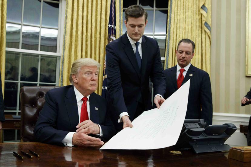 Rob Porter, al centro, junto al presidente Donald Trump. (AP)