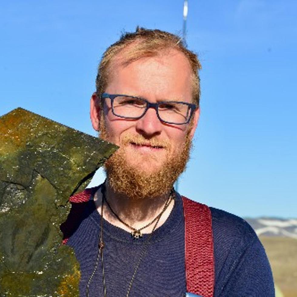 El doctor Jakob Vinther en la localidad de Sirius Passet en 2017 mostrando el espécimen más grande de Timorebestia después de su hallazgo.