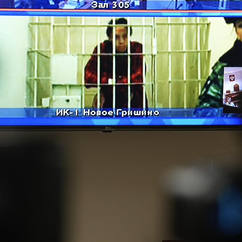 Brittney Griner, estrella de la WNBA y dos veces ganadora de medalla de oro en Juegos Olímpicos, es vista en la parte baja de un monitor de TV, según esta imagen del Servicio de Penitenciario Federal de Rusia.