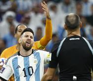 Lionel Messi de Argentina reclama a el árbitro español Antonio Mateu hoy, en un partido de los cuartos de final del Mundial de Fútbol Qatar 2022 entre Países Bajos y Argentina  en el estadio de Lusail, Catar.