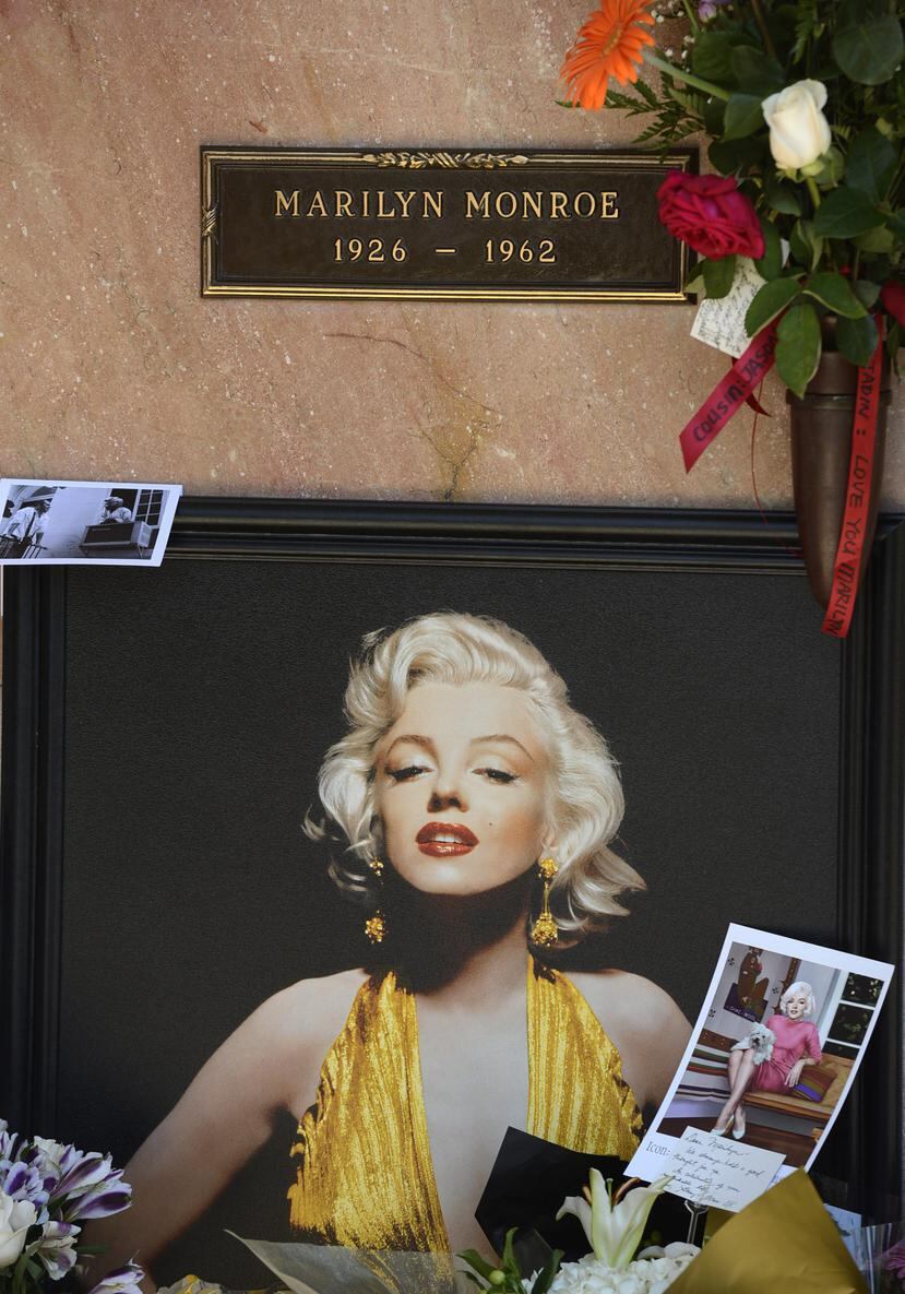 Los restos mortales de Marilyn Monroe están en Westwood, Los Ángeles, donde cada cinco de agosto cientos de fans rinden tributo. 
EFE/MICHAEL NELSON
