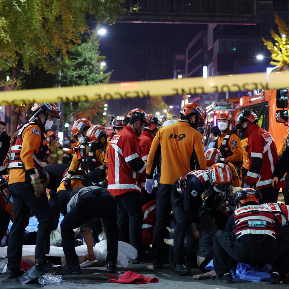Socorristas y bomberos cuando trabajaban en la escena de una estampida fatal en Seul, Corea del Sur, durante celebraciones de Halloween, el sábado, 29 de octubre del 2022.