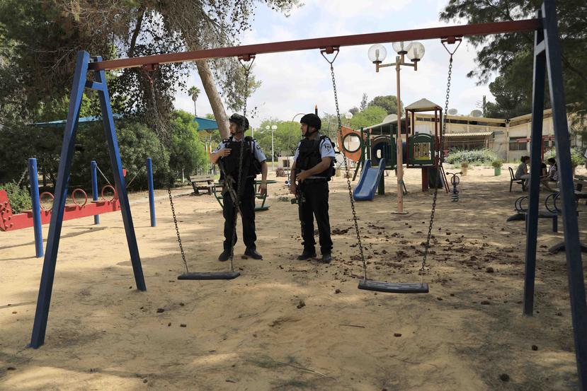 Agentes de la policía israelí custodian un parque infantil próximo a la frontera entre Israel y la Franja de Gaza. (AP)
