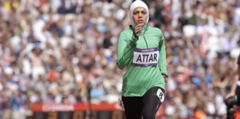 Sarah Attar fue la primera mujer saudí que participó en el atletismo olímpico en 2012.