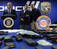 Las intervenciones, además de los arrestos, resultaron en la incautación de los siguientes artículos: 44 armas de fuego (10 rifles Y 34 pistolas); 2,000 municiones; $133,000 en efectivo; y una cantidad abundante de drogas, que incluyen 1,111 kilos de cocaína.