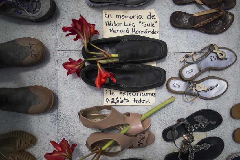 Varios zapatos que fueron colocados en el Capitolio en representación de las muertes por el huracán María. (GFR Media)