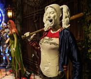 Un disfraz de Harley Quinn se exhibe en la experiencia interactiva que ofrece el Warner Bros. Studio Tour Hollywood.