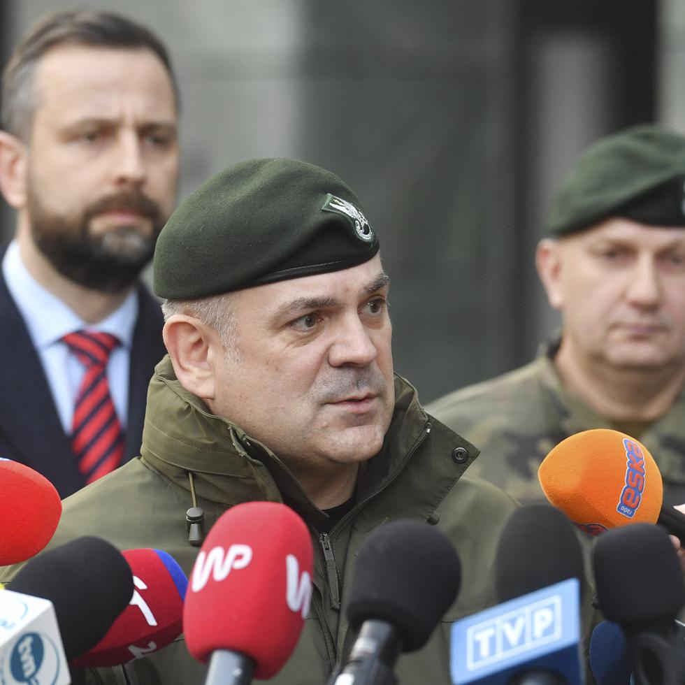 El jefe de las fuerzas armadas de Polonia, el general Wieslaw Kukula, habla con los medios de comunicación en Varsovia, Polonia, luego de que un objeto desconocido entrara en el espacio aéreo polaco el viernes por la mañana desde Ucrania.