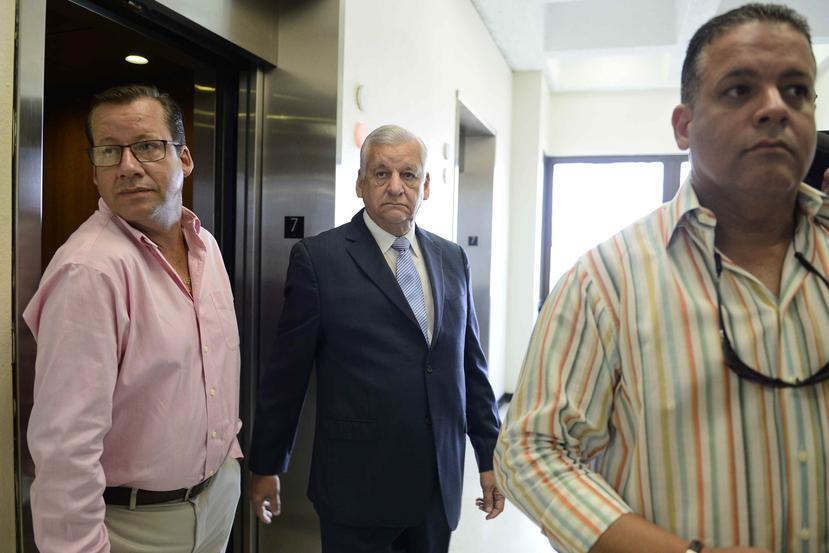 El exalcalde de Guaynabo, Héctor O'Neill, no emitió comentarios a su llegada al Tribunal de Primera Instancia de Bayamón junto a sus hijos Héctor y Mike O"Neill. (GFR Media)